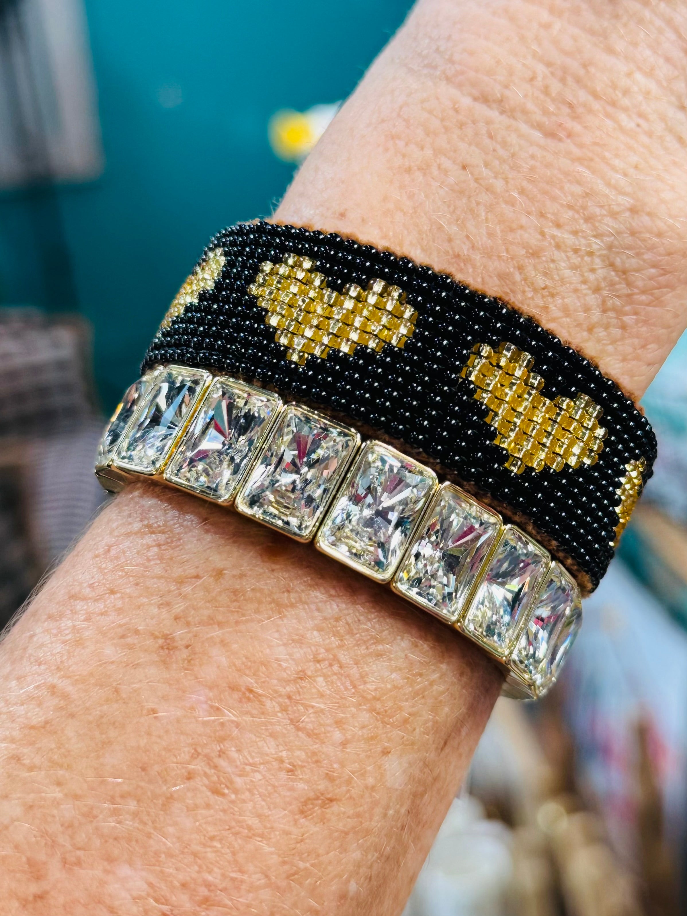 HEART BEADED CUFF-BLACK