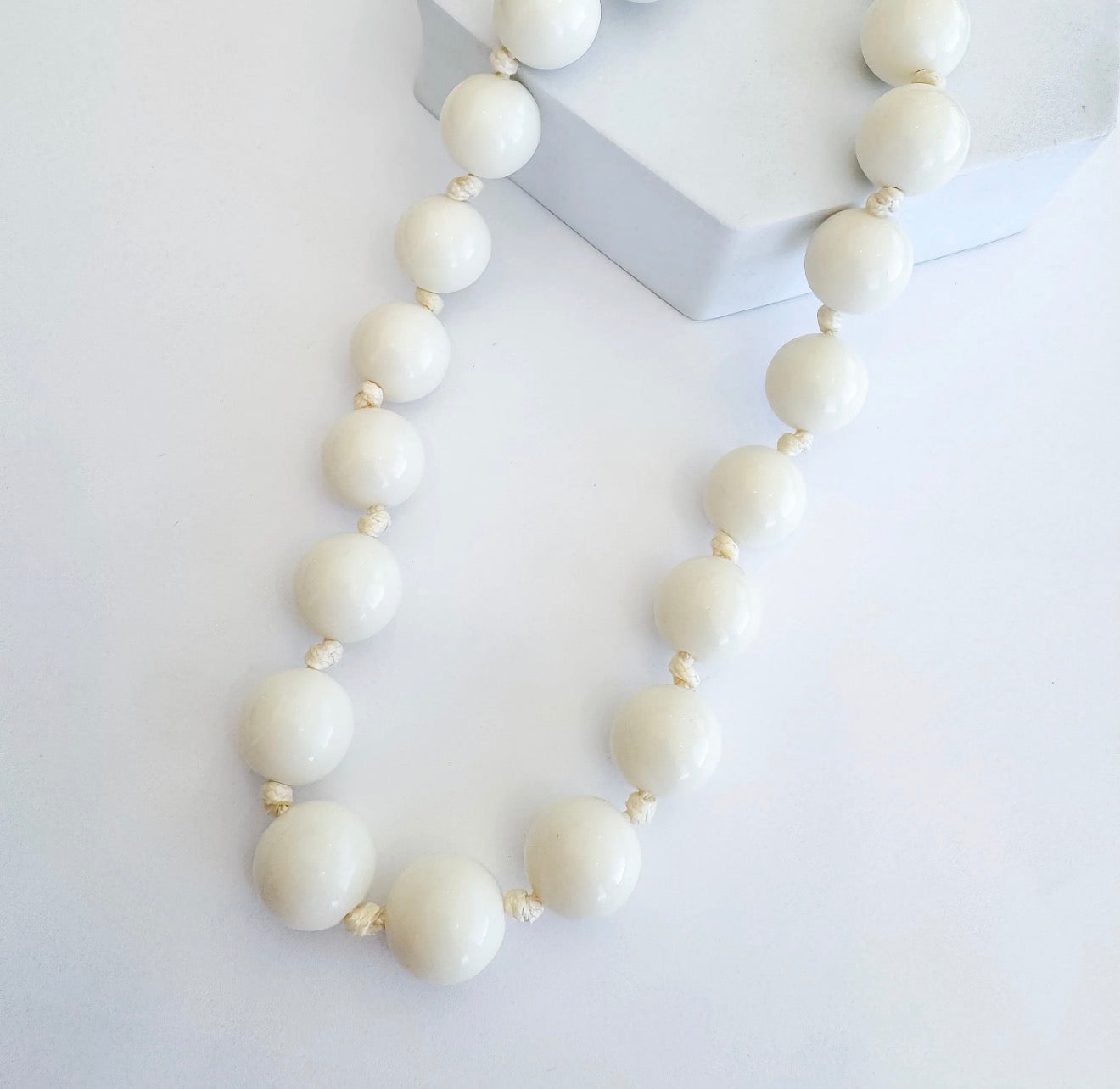 WHITE BUBBLEGUM NECKLACE