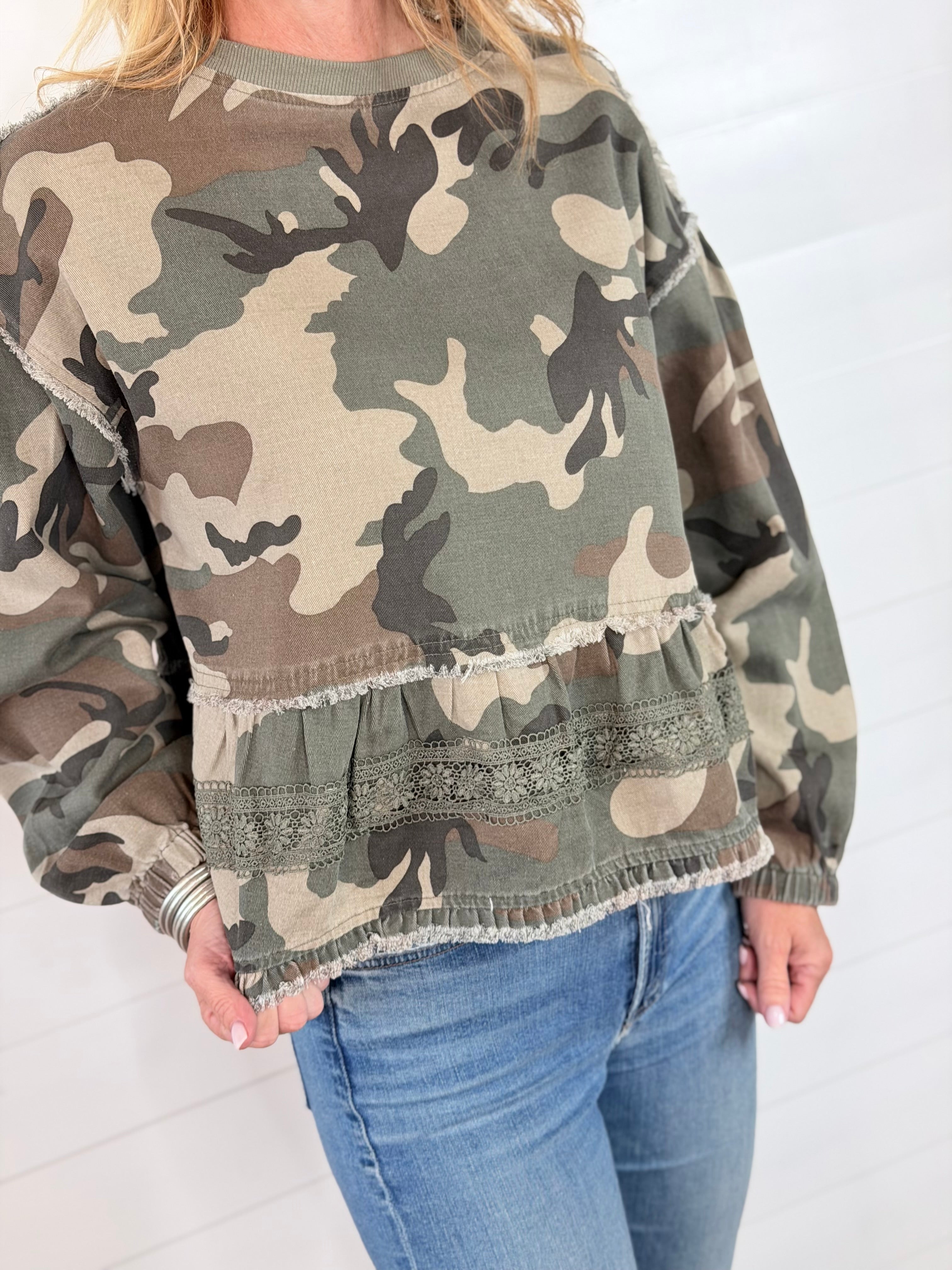 CAMO & LACE TOP
