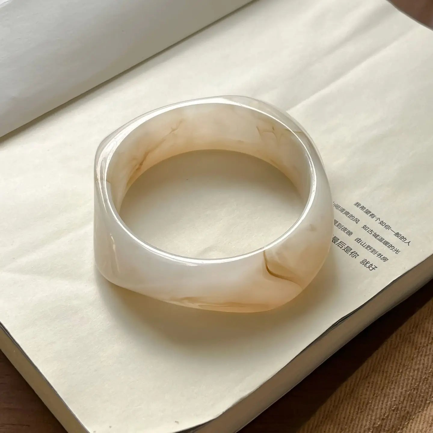 GEOMETRIC ACRYLIC BANGLE-IVORY