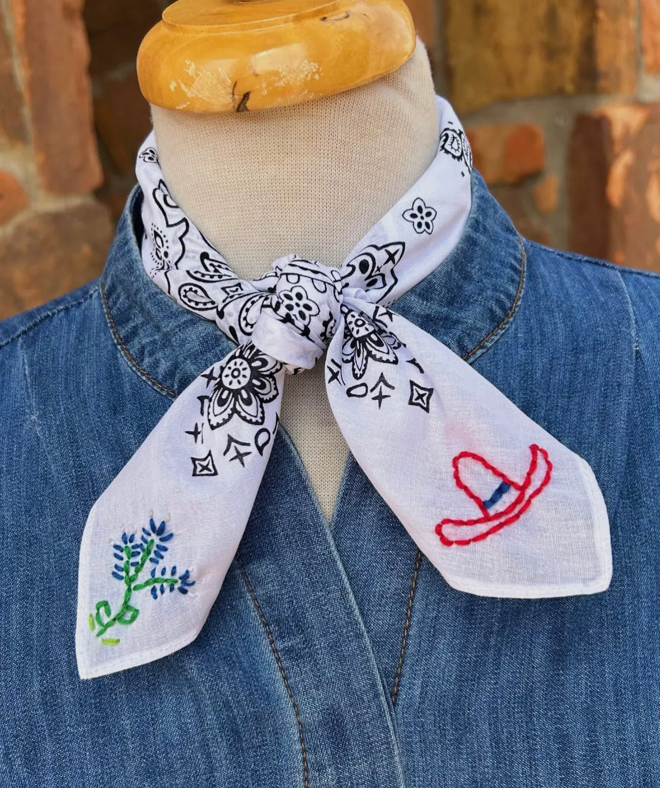 EMBROIDERED BIG HATS & BLUE BONNETS BANDANA