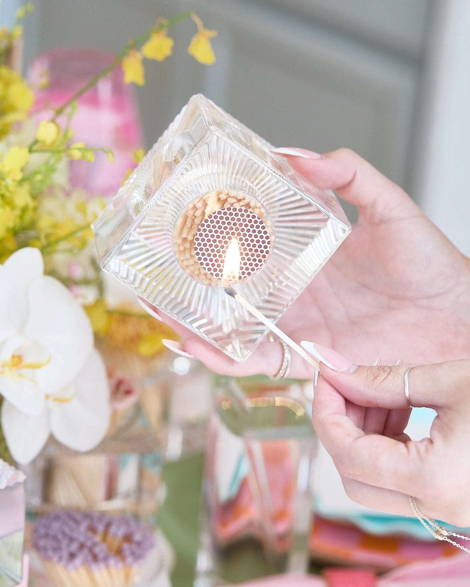 SQAURE MATCH STRIKER-WHITE