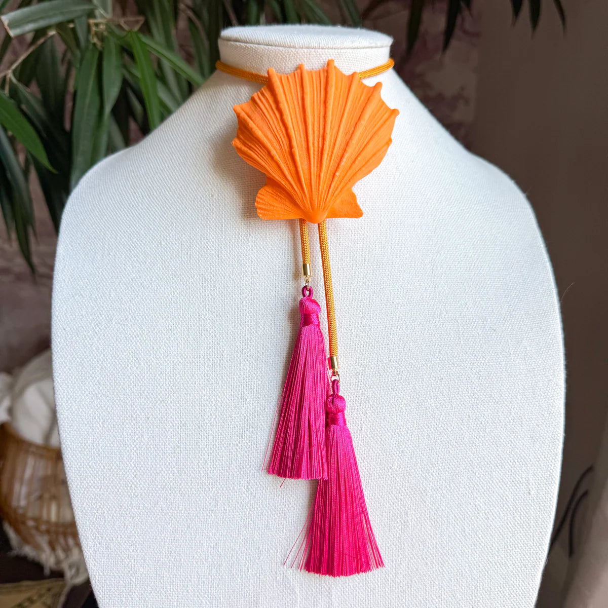 SHELL BOLO-ORANGE CITRUS/GOLDEN YELLOW/FUCHSIA